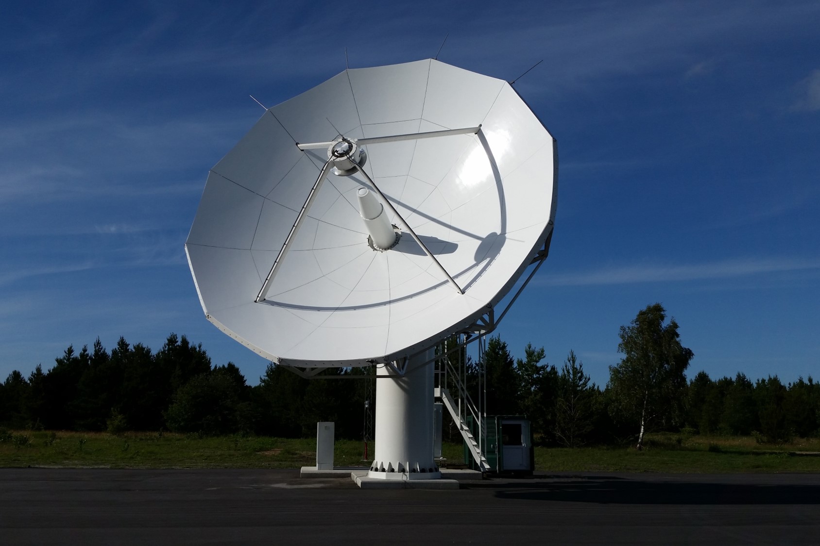 Limited motion antenna res.